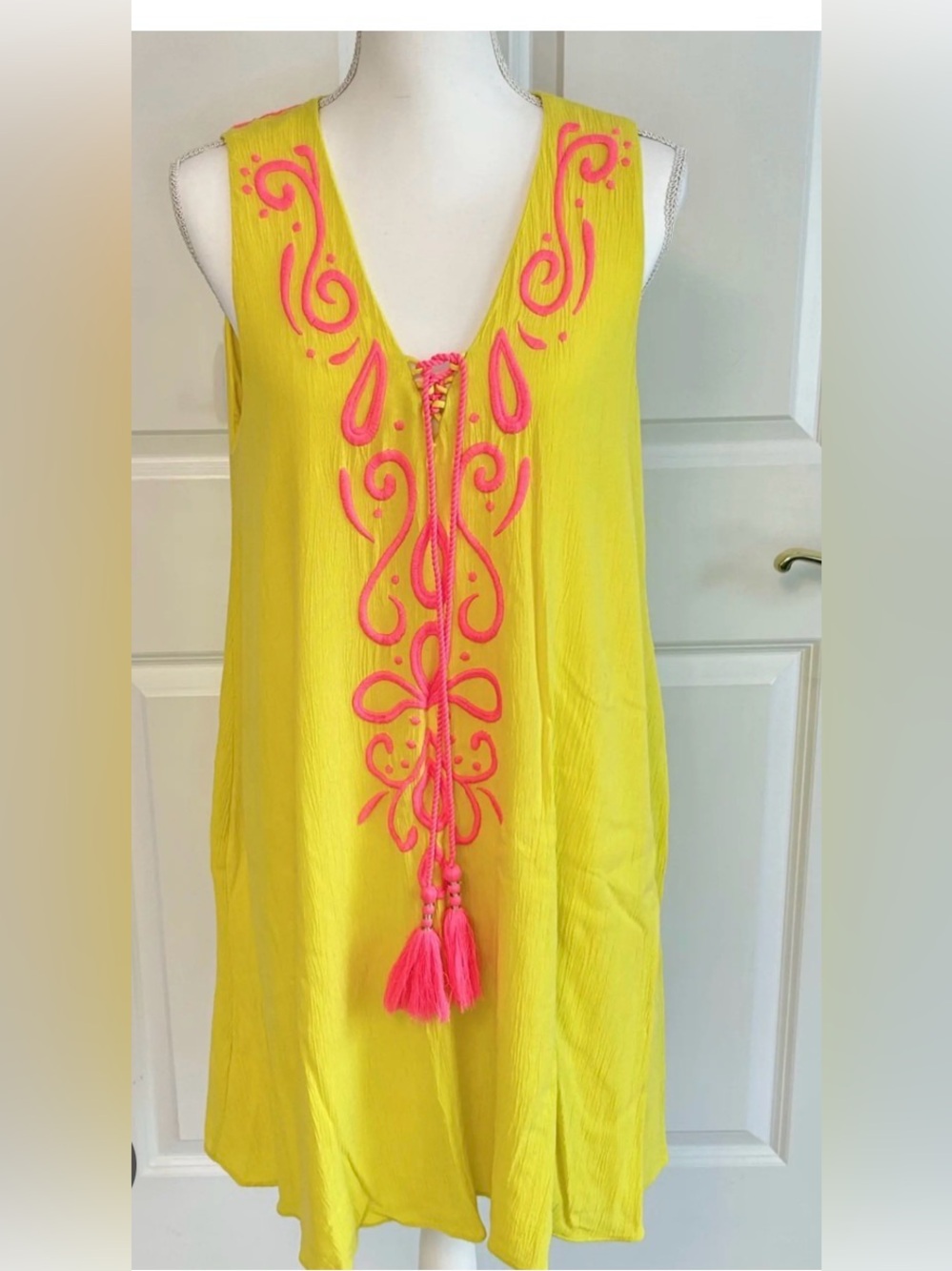Lilly Pulitzer Bethany Sleeveless dress with Hot Pink Embroidery and Tassels M